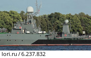 Военный крейсер ВМФ России на реке Неве, Адмиралтейская набережная, Санкт-Петербург (2014 год). Редакционное видео, видеограф Кекяляйнен Андрей / Фотобанк Лори