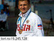Российский спортсмен Алексей Егоров, завоевавший бронзовую медаль в мужских соревнованиях параканоэ на дистанции 200 метров на чемпионате мира по гребле на байдарках и каноэ, принимает участие в церемонии награждения (2014 год). Редакционное фото, фотограф Николай Винокуров / Фотобанк Лори