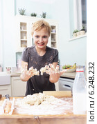 Young woman in the kitchen. Стоковое фото, агентство BE&W Photo / Фотобанк Лори