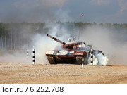 Танк Т-72Б преодолевает дымовое препятствие. Алабино, Чемпионат мира по танковому биатлону (2014 год). Редакционное фото, фотограф Алексей Гусев / Фотобанк Лори