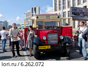 Актеры, одетые в стиле ретро (30-е г.), рядом с автобусом ЗИС-8. Выставка к 90-летнему юбилею московского автобуса. Проспект Академика Сахарова, Москва (2014 год). Редакционное фото, фотограф Илюхина Наталья / Фотобанк Лори