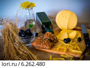 Натюрморт с сыром и оливками. Стоковое фото, фотограф Колесникова Алёна Валерьевна / Фотобанк Лори