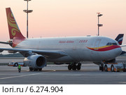 Пассажирский самолет Airbus A330-243 с бортовым номером B-6116 китайской авиакомпании Hainan Airlines готовится к взлету на полосе аэропорта Шереметьево в Москве, Россия (2014 год). Редакционное фото, фотограф Николай Винокуров / Фотобанк Лори