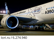 Новейший самолет Airbus A350 XWB приземлился в Международном аэропорту Шереметьево города Москвы в рамках мирового турне (2014 год). Редакционное фото, фотограф Николай Винокуров / Фотобанк Лори