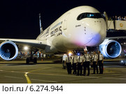 Крупным планом носовая часть новейшего самолета Airbus A350 XWB приземлился в Международном аэропорту Шереметьево города Москвы в рамках мирового турне (2014 год). Редакционное фото, фотограф Николай Винокуров / Фотобанк Лори
