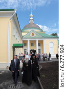 Визит митрополита Крутицкого и Коломенского Ювеналия и главы Дмитровского района  Гаврилова В. В. в Николо-Пешношский монастырь (2014 год). Редакционное фото, фотограф Дмитрий Неумоин / Фотобанк Лори