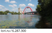Водный пейзаж на северо-западе Москвы. Живописный мост (2014 год). Стоковое видео, видеограф Сергей Соболев / Фотобанк Лори
