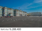 Очередь в Эрмитаж. Дворцовая площадь. Санкт-Петербург (2014 год). Редакционное фото, фотограф Геннадий Соловьев / Фотобанк Лори