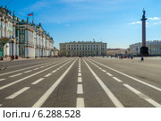 Очередь в Эрмитаж. Дворцовая площадь. Санкт-Петербург (2014 год). Редакционное фото, фотограф Геннадий Соловьев / Фотобанк Лори