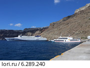 Греческий туристический катамаран Tera Jet и катер Naxos Star в порту Афиниос, остров Санторини, Греция (2014 год). Редакционное фото, фотограф Алексей Гусев / Фотобанк Лори