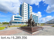 Скульптурная композиция в честь многолетней дружбы и сотрудничества ОАО "Газпром" с населением и администрацией Ямало-Ненецкого автономного округа. Надым, ЯНАО (2014 год). Редакционное фото, фотограф Григорий Писоцкий / Фотобанк Лори
