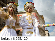 Ходулисты в фруктовых костюмах идут по Тверской улице в дни фестиваля "Московское варенье" города Москвы, Россия (2014 год). Редакционное фото, фотограф Николай Винокуров / Фотобанк Лори