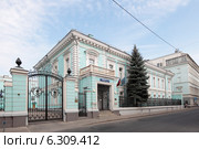 Москва, фасад дома 9 в Леонтьевском переулке летом (2014 год). Редакционное фото, фотограф Дмитрий Неумоин / Фотобанк Лори
