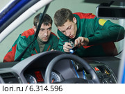 Windscreen repairman workers. Стоковое фото, фотограф Дмитрий Калиновский / Фотобанк Лори