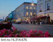 Nowy Њwiat street at night - cafe Cava. Редакционное фото, агентство BE&W Photo / Фотобанк Лори