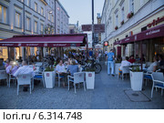 Restaurants on Foksal Street near Nowy Њwiat Street. Редакционное фото, агентство BE&W Photo / Фотобанк Лори