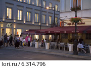 Nowy Њwiat street at night - cafe Cava. Редакционное фото, агентство BE&W Photo / Фотобанк Лори