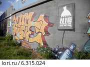 Graffiti on the wall along the banks of the Vistula River. Редакционное фото, агентство BE&W Photo / Фотобанк Лори