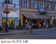 Nowy Њwiat street at night - bar Kawowy Piotruњ. Редакционное фото, агентство BE&W Photo / Фотобанк Лори