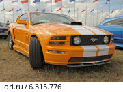 Ford Mustang, американский культовый автомобиль (2014 год). Редакционное фото, фотограф Алексей Голованов / Фотобанк Лори