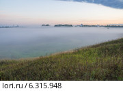Город Арзамас. Туман над полем вблизи реки Тёши ранним утром (2014 год). Стоковое фото, фотограф Аркадий Рыпин / Фотобанк Лори