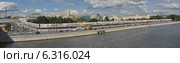 Панорама Москворецкой набережной после сноса гостиницы "Россия", Москва (2014 год). Редакционное фото, фотограф Виктор Тараканов / Фотобанк Лори