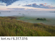 Город Арзамас. Туман над полем вблизи реки Тёши ранним утром (2014 год). Стоковое фото, фотограф Аркадий Рыпин / Фотобанк Лори