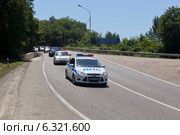 Колонна полицейских автомобилей на дороге (2014 год). Редакционное фото, фотограф Николай Мухорин / Фотобанк Лори