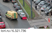 Инкассаторский автомобиль выезжает с территории банка, Санкт-Петербург, Россия (2014 год). Редакционное видео, видеограф Кекяляйнен Андрей / Фотобанк Лори