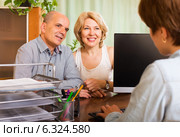 Couple opening account in bank. Стоковое фото, фотограф Яков Филимонов / Фотобанк Лори