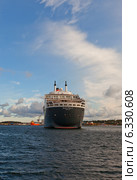 Морской круизный лайнер Queen Mary 2 прибывает в порт г. Ставангер, Норвегия (2014 год). Редакционное фото, фотограф Иван Марчук / Фотобанк Лори