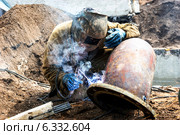 Сварщик за работой (2013 год). Редакционное фото, фотограф Andrey Michurin / Фотобанк Лори