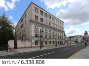 Трехэтажный особняк XIX века с современной надстройкой двух этажей, Москва, Пятницкая ул., 47 строение 1 (2014 год). Редакционное фото, фотограф Алексей Гусев / Фотобанк Лори
