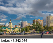 Церковь Филиппа Митрополита Московского в Мещанской слободе. Улица Щепкина. Люди идут от СК "Олимпийский" к метро (2014 год). Редакционное фото, фотограф Светлана Васильева / Фотобанк Лори