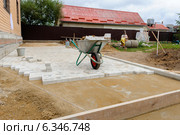 Укладка брусчатки на песок на современном дачном участке. Стоковое фото, фотограф Джигарян Дмитрий / Фотобанк Лори