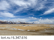 Тибетское плато и горы на фоне с облаками. Стоковое фото, фотограф Сергей Орлов / Фотобанк Лори