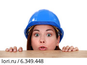 Builder peering over a ledge. Стоковое фото, фотограф Phovoir Images / Фотобанк Лори