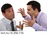 Man yelling at his apathetic colleague. Стоковое фото, фотограф Phovoir Images / Фотобанк Лори