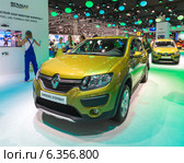 Renault Sandero Stepway. Московский международный автомобильный салон 2014. Редакционное фото, фотограф Сергей Лаврентьев / Фотобанк Лори