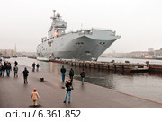 "Мистраль". Нева. Санкт-Петербург (2009 год). Редакционное фото, фотограф Александр Алексеев / Фотобанк Лори