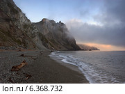 Туманное утро на диком морском берегу. Стоковое фото, фотограф Владимир Серебрянский / Фотобанк Лори