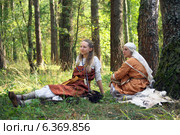Две девушки в старинной  одежде, фестиваль исторической реконструкции "Гнездово" (2014 год). Редакционное фото, фотограф Вячеслав Палес / Фотобанк Лори