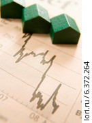Graph in a paper with wooden houses. Стоковое фото, агентство Ingram Publishing / Фотобанк Лори