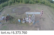 Неработающая нефтяная качалка (рокер). Воздушная съемка. Стоковое видео, видеограф Mikhail Erguine / Фотобанк Лори