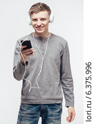 Man with headphones listening to music. Стоковое фото, агентство Ingram Publishing / Фотобанк Лори