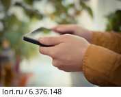 Close up of male hand using digital tablet. Стоковое фото, агентство Ingram Publishing / Фотобанк Лори