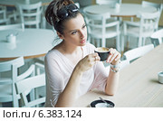 Thoughtfull cute woman at the coffee break. Стоковое фото, агентство Ingram Publishing / Фотобанк Лори