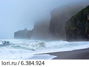 Шторм на обрывистом скалистом побережье Японского моря. Стоковое фото, фотограф Владимир Серебрянский / Фотобанк Лори