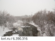 Храм Покрова Пресвятой Богородицы в Медведкове на берегу Яузы зимой (2011 год). Стоковое фото, фотограф Александр Антонников / Фотобанк Лори