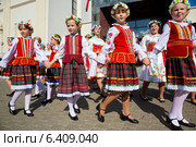 Коллектив народной песни и танца участвует в праздновании Дня города Минска на площади Свободы в центре города, Республика Беларусь (2014 год). Редакционное фото, фотограф Николай Винокуров / Фотобанк Лори